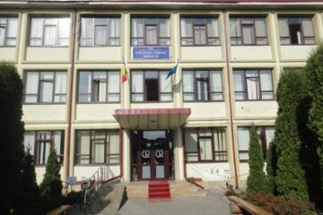 La Colegiul Tehnic Rădăuți un elev a lovit o profesoară, chiar pe holurile școlii
