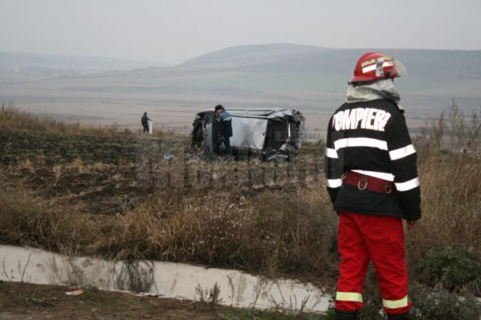 Mașina a ieșit în afara drumului și s-a răsturnat de mai multe ori