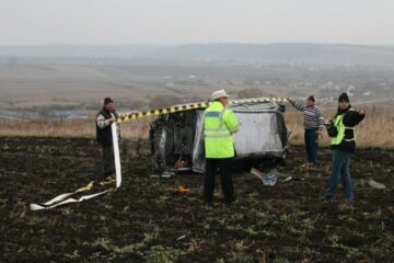 Mașina a ieșit în afara drumului și s-a răsturnat de mai multe ori