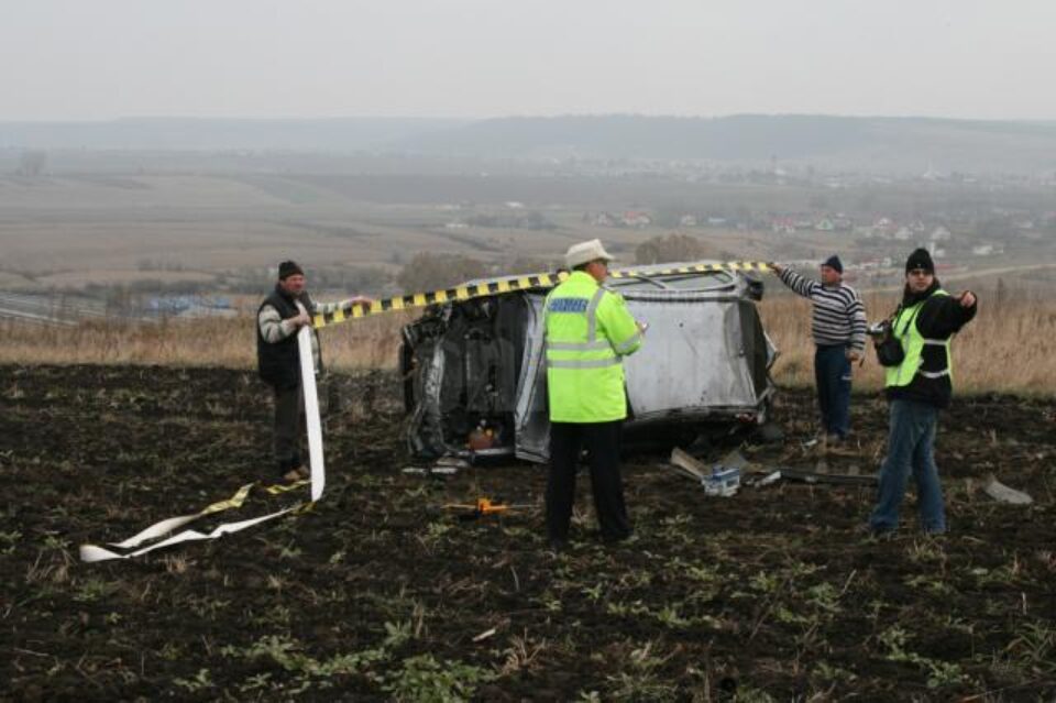 Mașina a ieșit în afara drumului și s-a răsturnat de mai multe ori