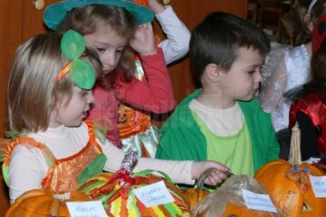 Vineri, 31 octombrie, la Grădinița cu Program Prelungit “Pinocchio” din Fălticeni a fost organizată “Sărbătoarea toamnei”