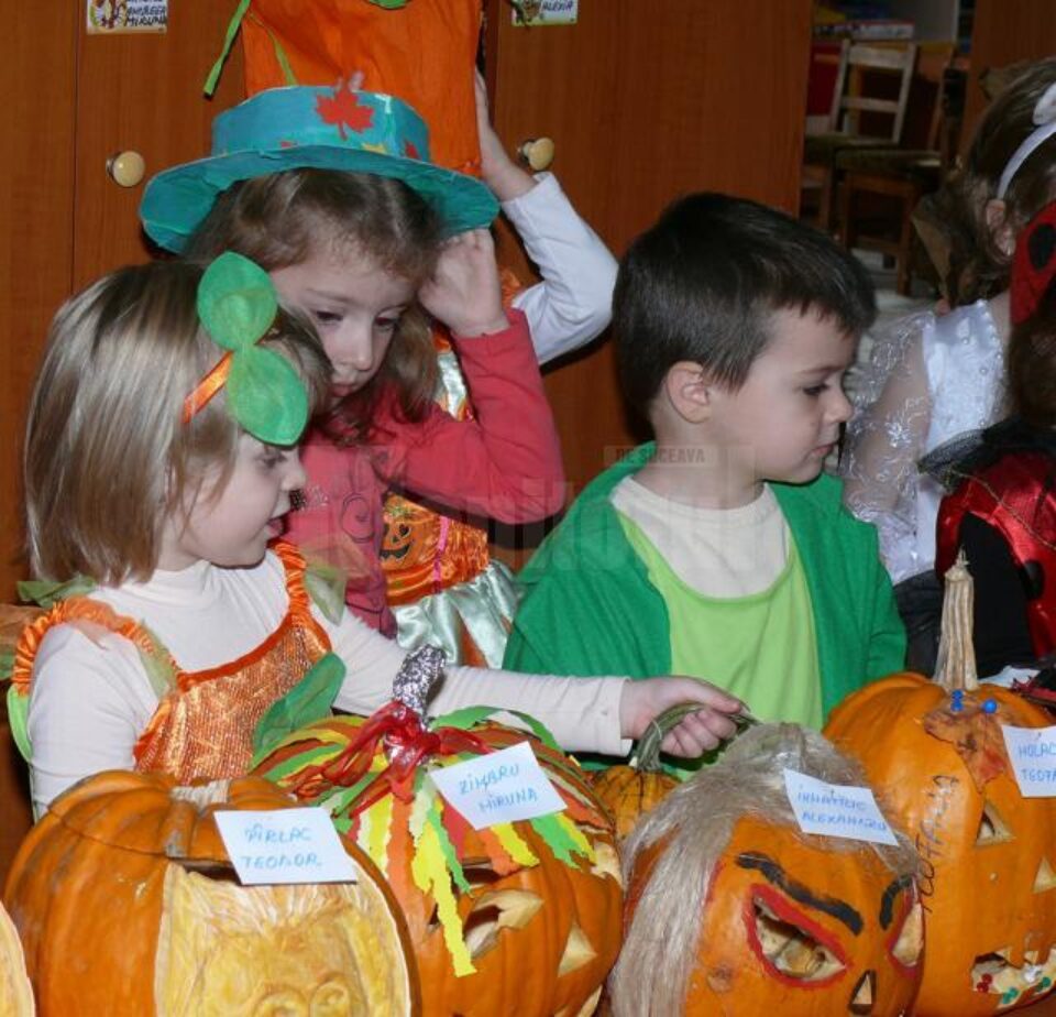 Vineri, 31 octombrie, la Grădinița cu Program Prelungit “Pinocchio” din Fălticeni a fost organizată “Sărbătoarea toamnei” Vineri, 31 octombrie, la Grădinița cu Program Prelungit “Pinocchio” din Fălticeni a fost organizată “Sărbătoarea toamnei”