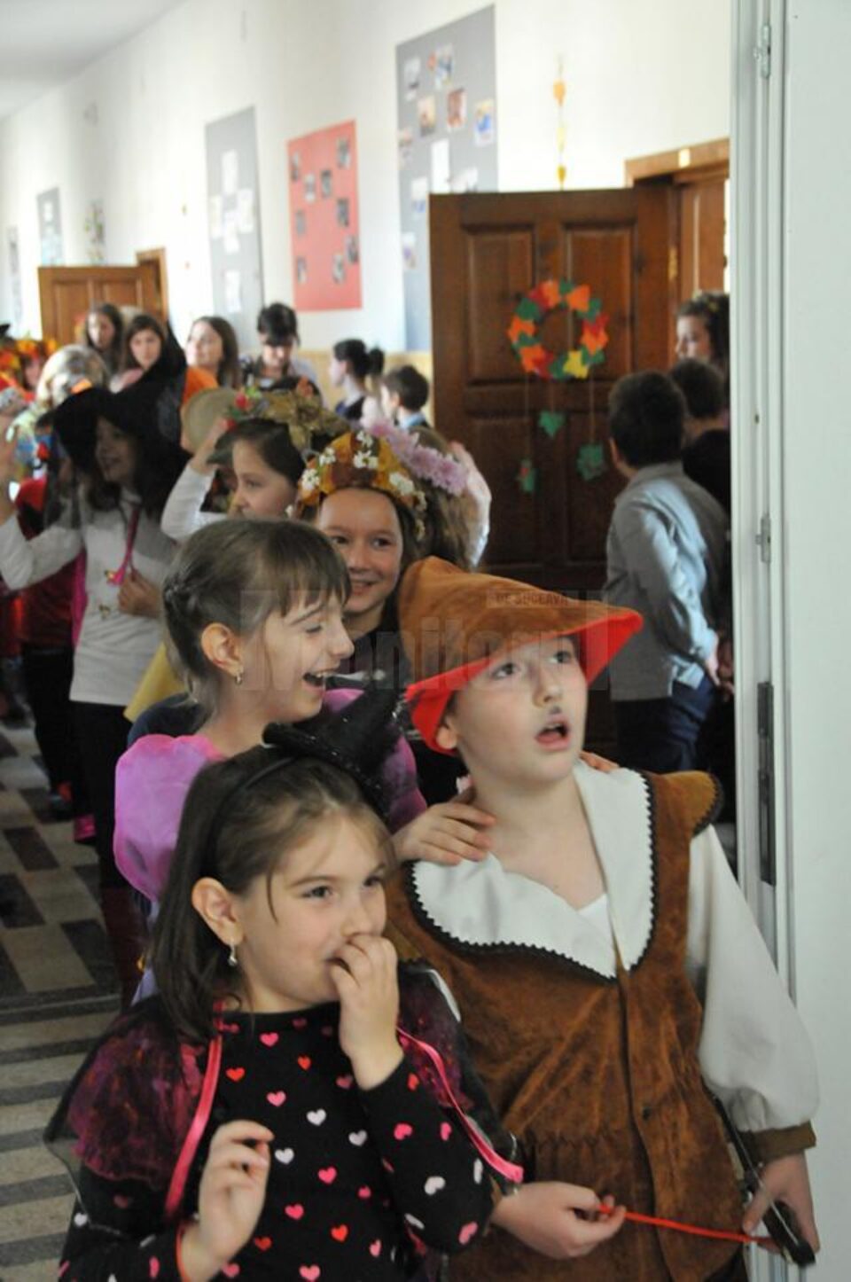 Alaiul toamnei a colindat holurile școlii
