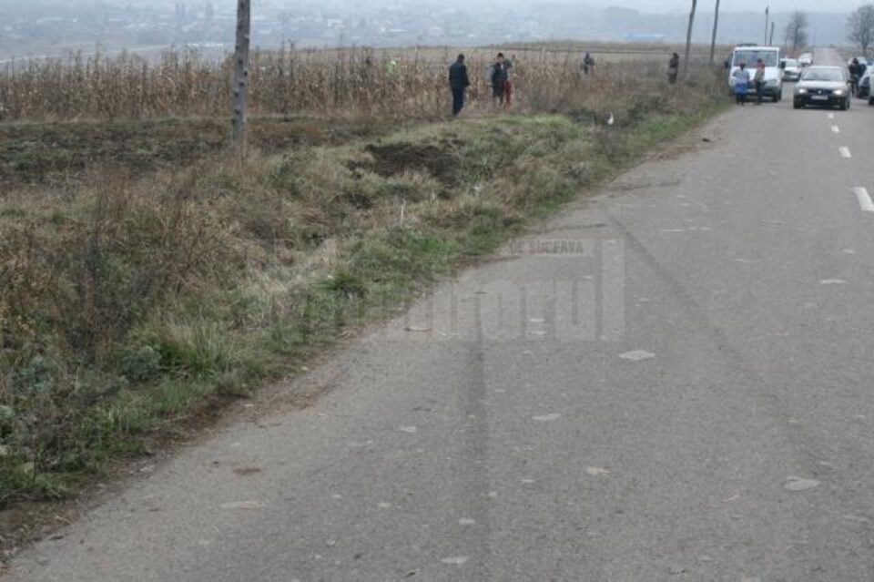 Mașina a ieșit în afara drumului și s-a răsturnat de mai multe ori