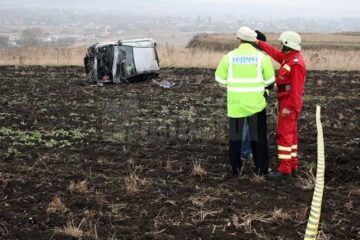 Autoturismul s-a răsturnat de mai multe ori și a ajuns la aproximativ 20 de metri de carosabil
