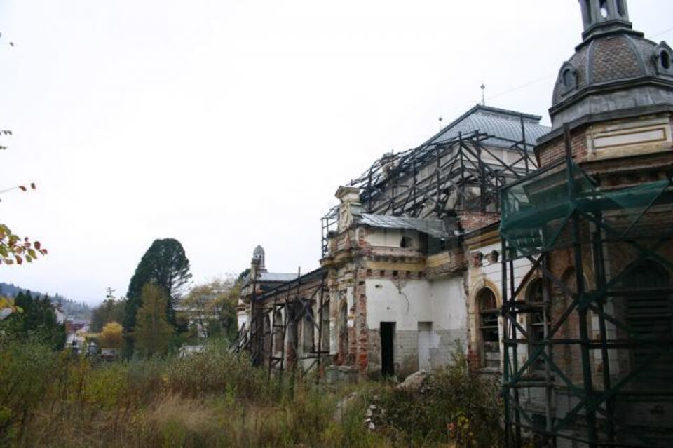 Lăsat în paragină din 2001 și ajuns într-o stare avansată de degradare, Cazinoul din Vatra Dornei are o mare șansă de a fi reabilitat Lăsat în paragină din 2001 și ajuns într-o stare avansată de degradare, Cazinoul din Vatra Dornei are o mare șansă de a fi reabilitat