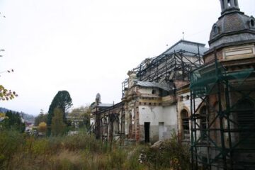 Lăsat în paragină din 2001 și ajuns într-o stare avansată de degradare, Cazinoul din Vatra Dornei are o mare șansă de a fi reabilitat