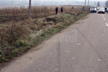 Mașina a rulat necontrolat și a părăsit carosabilul prin stânga, trecând prin lanul de porumb și răsturnându-se de mai multe ori pe ogorul vecin