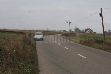 Mașina a rulat necontrolat și a părăsit carosabilul prin stânga, trecând prin lanul de porumb și răsturnându-se de mai multe ori pe ogorul vecin