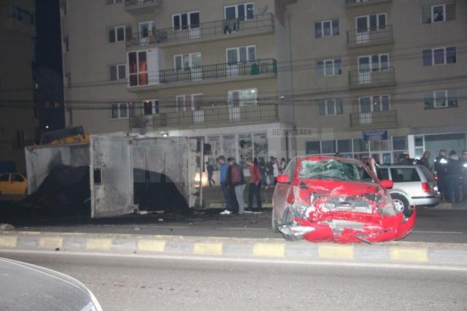 Un autotren condus de un șofer beat s-a răsturnat în față la Metro