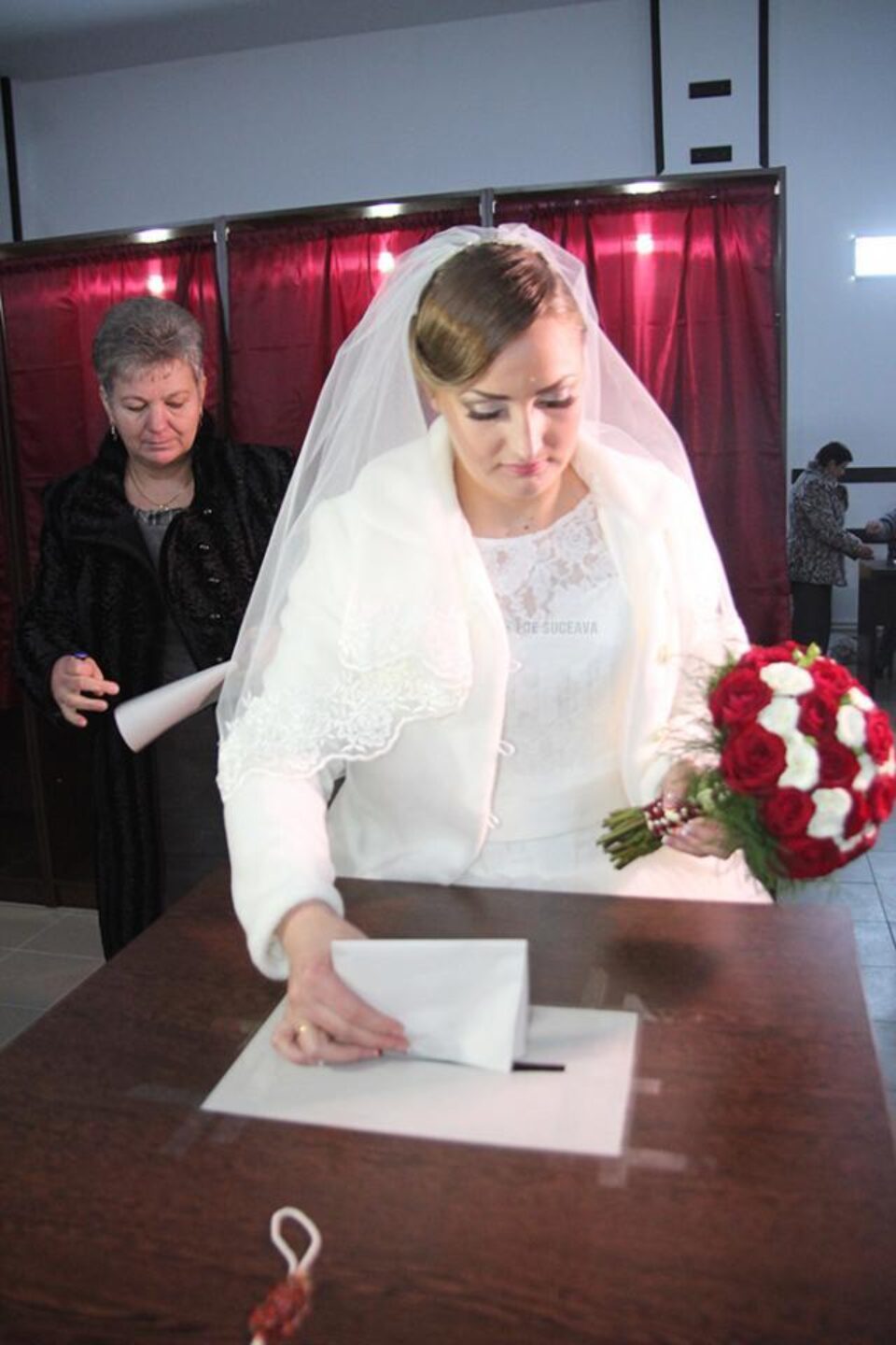 Cu buchetul de mireasa într-o mână și cu buletinul de vot în cealaltă, Doina Cerlinca votează pentru prima dată în ziua nunții ei Cu buchetul de mireasa într-o mână și cu buletinul de vot în cealaltă, Doina Cerlinca votează pentru prima dată în ziua nunții ei