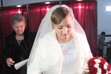 Cu buchetul de mireasa într-o mână și cu buletinul de vot în cealaltă, Doina Cerlinca votează pentru prima dată în ziua nunții ei
