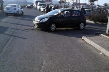 Două autoturisme au intrat în coliziune după ce unul dintre șoferi nu a acordat prioritate, la ieșirea din parcarea centrului comercial Iulius Mall Suceava. Foto: Boghean Elisei