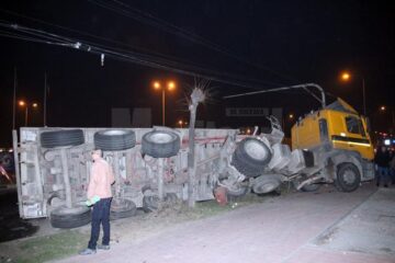 Vehiculul greu a ajuns cu cabina pe trotuar, în timp ce remorca s-a răsturnat pe carosabil