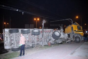 Vehiculul greu a ajuns cu cabina pe trotuar, în timp ce remorca s-a răsturnat pe carosabil