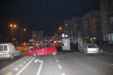 Un autotren condus de un șofer beat s-a răsturnat pe artera principală a Sucevei
