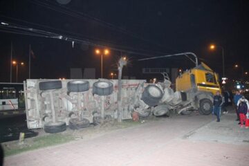Un autotren condus de un șofer beat s-a răsturnat pe artera principală a Sucevei