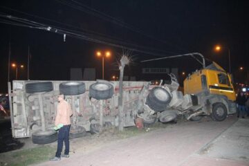 Un autotren condus de un șofer beat s-a răsturnat pe artera principală a Sucevei