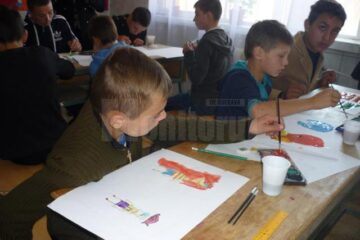 Elevi de la Centrul Școlar pentru Educație Incluzivă participă, săptămânal, la Cercul de pictură “Penelul fermecat“