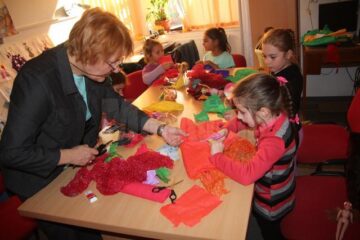 Fetițe care abia au împlinit 4 ani, dar și eleve în primele clase primare au ales să croiască hăinuțe pentru păpuși, visând să le transforme în prințese