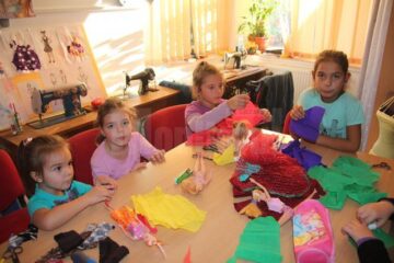 Fetițe care abia au împlinit 4 ani, dar și eleve în primele clase primare au ales să croiască hăinuțe pentru păpuși, visând să le transforme în prințese