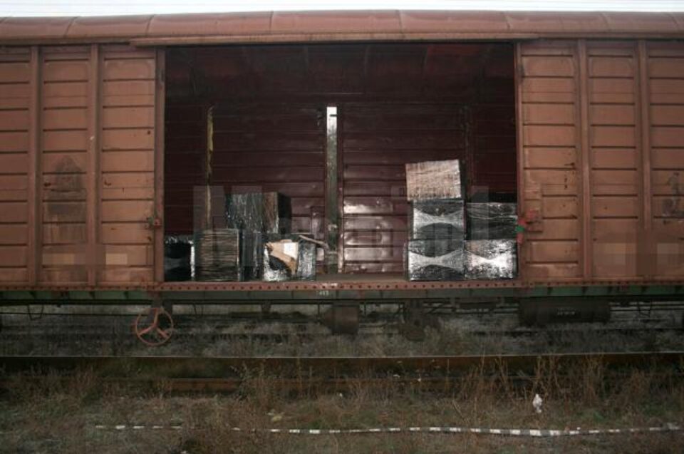 Aproape 44.500 de pachete de țigări de contrabandă urmau să ajungă pe piața neagră, cu trenul