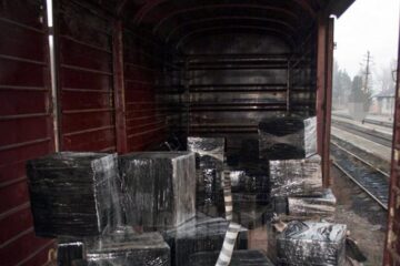 Aproape 44.500 de pachete de țigări de contrabandă urmau să ajungă pe piața neagră, cu trenul