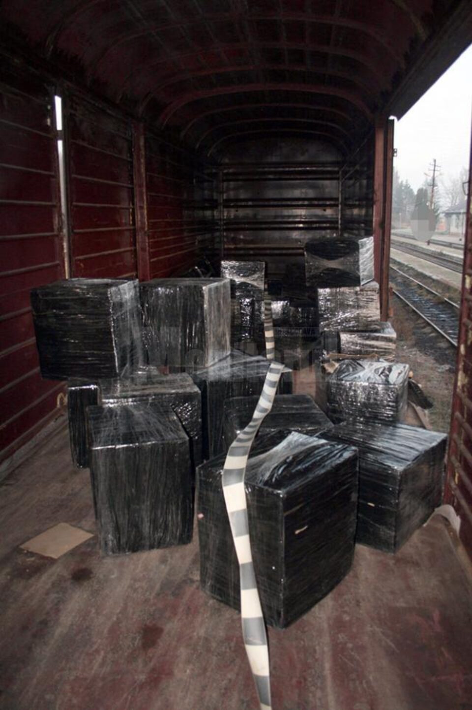 Aproape 44.500 de pachete de țigări de contrabandă urmau să ajungă pe piața neagră, cu trenul