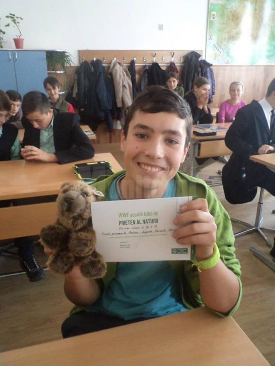 Bamse este mascota clasei, primită în dar de la WWF România, pentru nobilul gest de a adopta un urs
