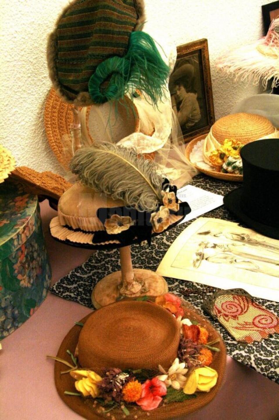 Expoziție de pălării vintage, la Iulius Mall Suceava