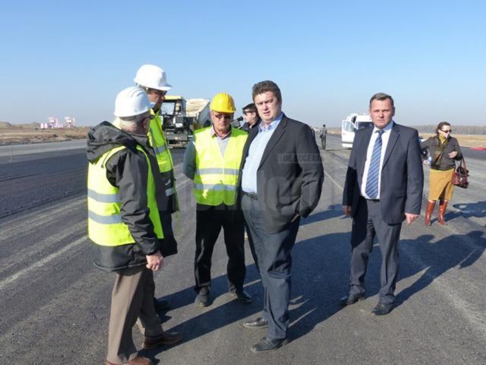 Nechifor a verificat ieri stadiul lucrărilor de asfaltare la pista aeroportului