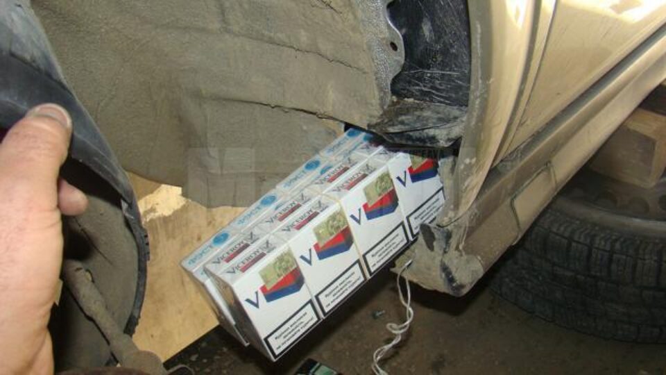 Pachete de țigări ascunse în caroseria unor autoturisme, descoperite cu ajutorul lui Nah, câinele de serviciu
