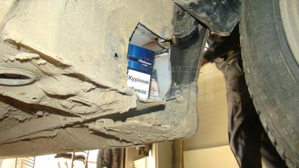 Pachete de țigări ascunse în caroseria unor autoturisme, descoperite cu ajutorul lui Nah, câinele de serviciu