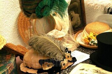 „Beautiful Yesterday” reunește 80 de pălării impresionante prin vechimea lor și semnificația adusă modei internaționale
