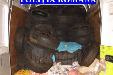 Trei autoutilitare în care se aflau aproape 500 de anvelope fără documente de proveniență, oprite de polițiști