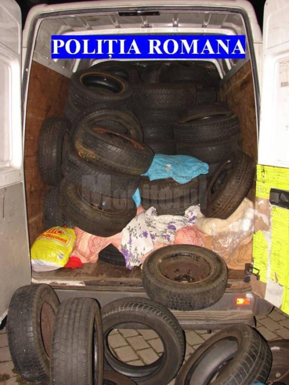 Trei autoutilitare în care se aflau aproape 500 de anvelope fără documente de proveniență, oprite de polițiști