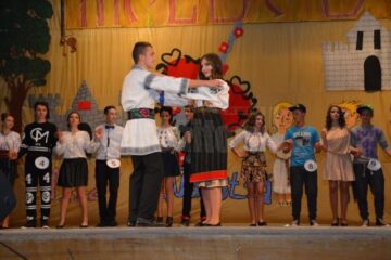 Pantomime, dans și momente în cinstea României Unite, la Balul Bobocilor de la Colegiul Alimentar