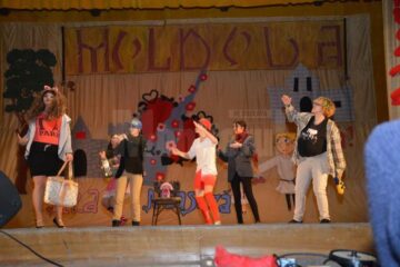 Pantomime, dans și momente în cinstea României Unite, la Balul Bobocilor de la Colegiul Alimentar