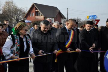 Deputatul PDL Ioan Balan și primarul comunei Adâncata, Viorel Cucu, au tăiat panglica inaugurală a drumului Adâncata-Fetești