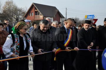 Deputatul PDL Ioan Balan și primarul comunei Adâncata, Viorel Cucu, au tăiat panglica inaugurală a drumului Adâncata-Fetești