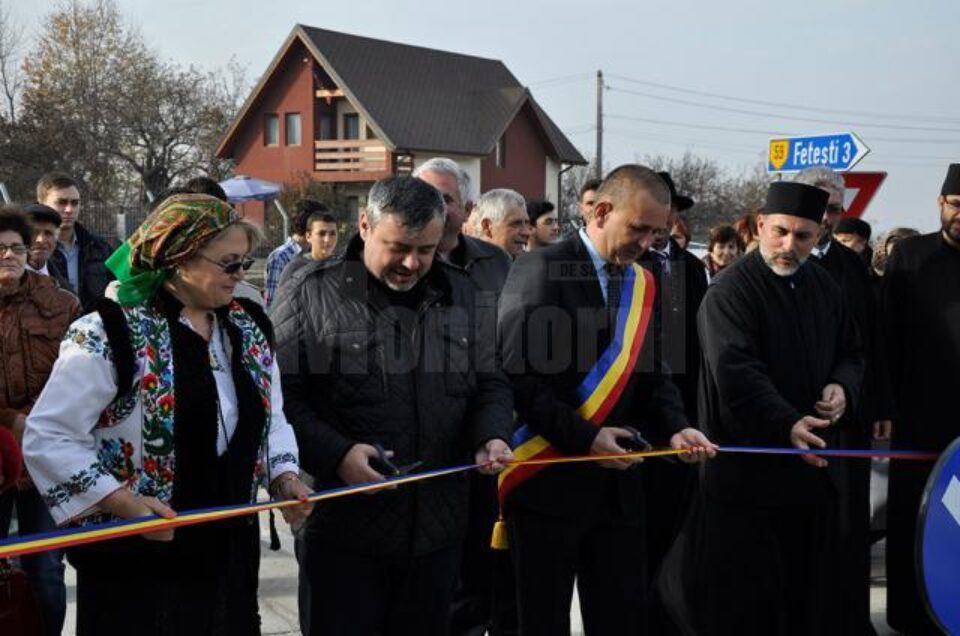 Deputatul PDL Ioan Balan și primarul comunei Adâncata, Viorel Cucu, au tăiat panglica inaugurală a drumului Adâncata-Fetești