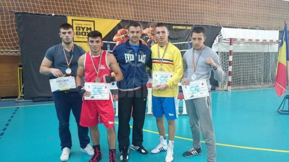 Antrenorul Andu Vornicu, alături de pugiliștii medaliați la Naționalele de la Iași Antrenorul Andu Vornicu, alături de pugiliștii medaliați la Naționalele de la Iași