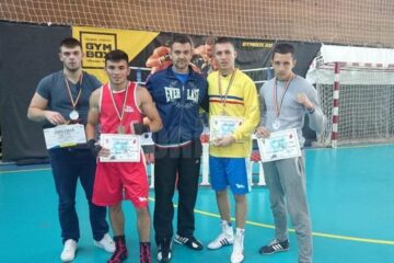 Antrenorul Andu Vornicu, alături de pugiliștii medaliați la Naționalele de la Iași