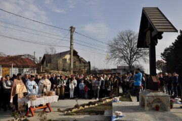 Tot sâmbătă a fost dezvelită noua troiță a comunei și s-a inaugurat și fântâna de la intrarea în localitate