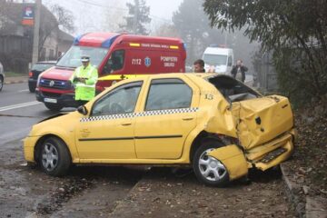 Taximetristul a intrat cu mașina pe contrasens, apoi pe trotuarul de pe celălalt sens de mers, lovindu-l pe pieton, după care mașina s-a oprit într-un stâlp de la rețeaua de iluminat public