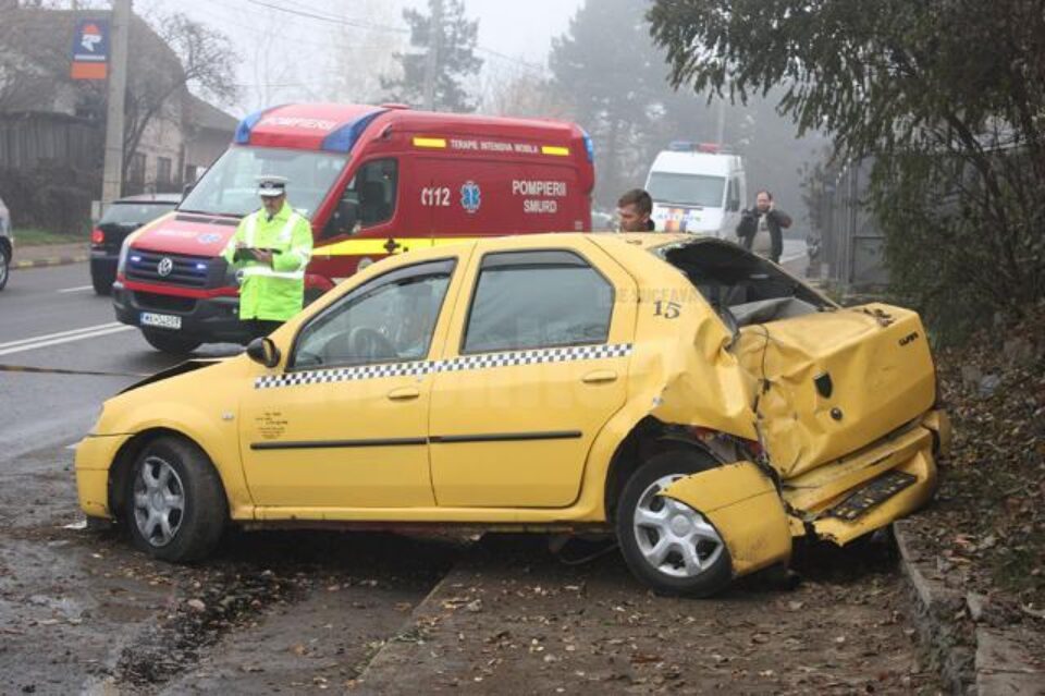 Taximetristul a intrat cu mașina pe contrasens, apoi pe trotuarul de pe celălalt sens de mers, lovindu-l pe pieton, după care mașina s-a oprit într-un stâlp de la rețeaua de iluminat public Taximetristul a intrat cu mașina pe contrasens, apoi pe trotuarul de pe celălalt sens de mers, lovindu-l pe pieton, după care mașina s-a oprit într-un stâlp de la rețeaua de iluminat public