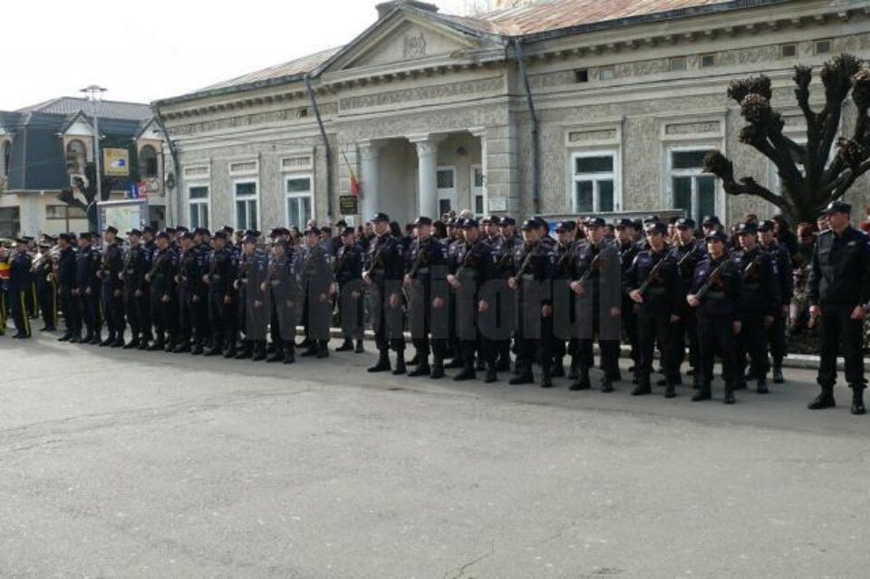 Vineri, 7 noiembrie, elevii din anul I, seria 2014-2016 a Școlii Militare de Subofițeri de Jandarmi “Petru Rareș” Fălticeni, au depus jurământul militar Vineri, 7 noiembrie, elevii din anul I, seria 2014-2016 a Școlii Militare de Subofițeri de Jandarmi “Petru Rareș” Fălticeni, au depus jurământul militar