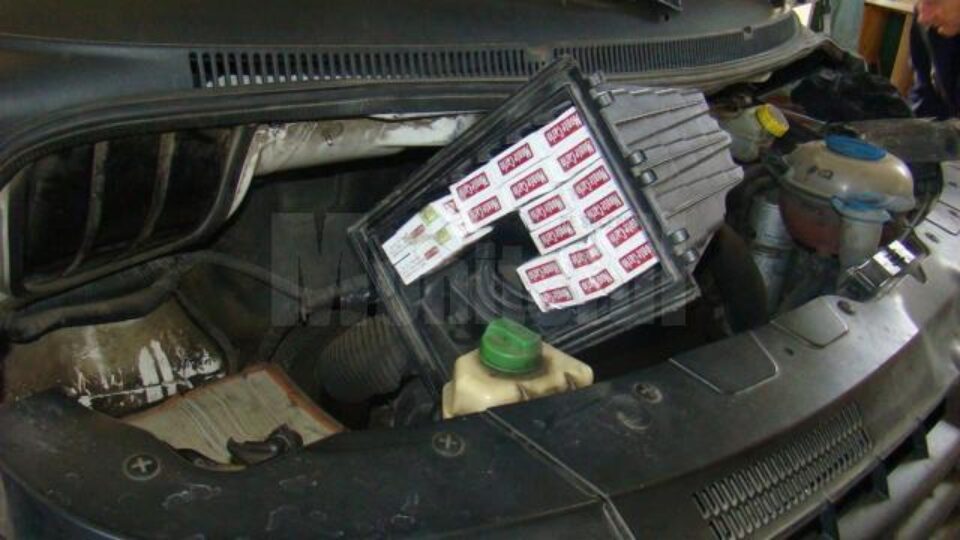 Țigări de contrabandă, ascunse în caroseria, filtrul de aer și lămpile de semnalizare ale unui microbuz