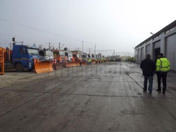 Ion Lungu si directorul Diasil au inspectat cantitatile de antiderapant si utilajele pregatite pentru interventiile din timpul iernii