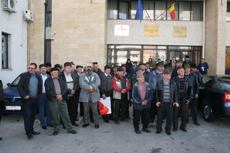 Oamenii s-au adunai ieri in fata sediului APIA Suceava